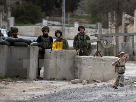 Binh sỹ Israel gác tại thành phố Hebron, Khu Bờ Tây.